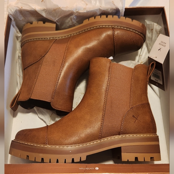 Tan boots - Picture 6 of 8